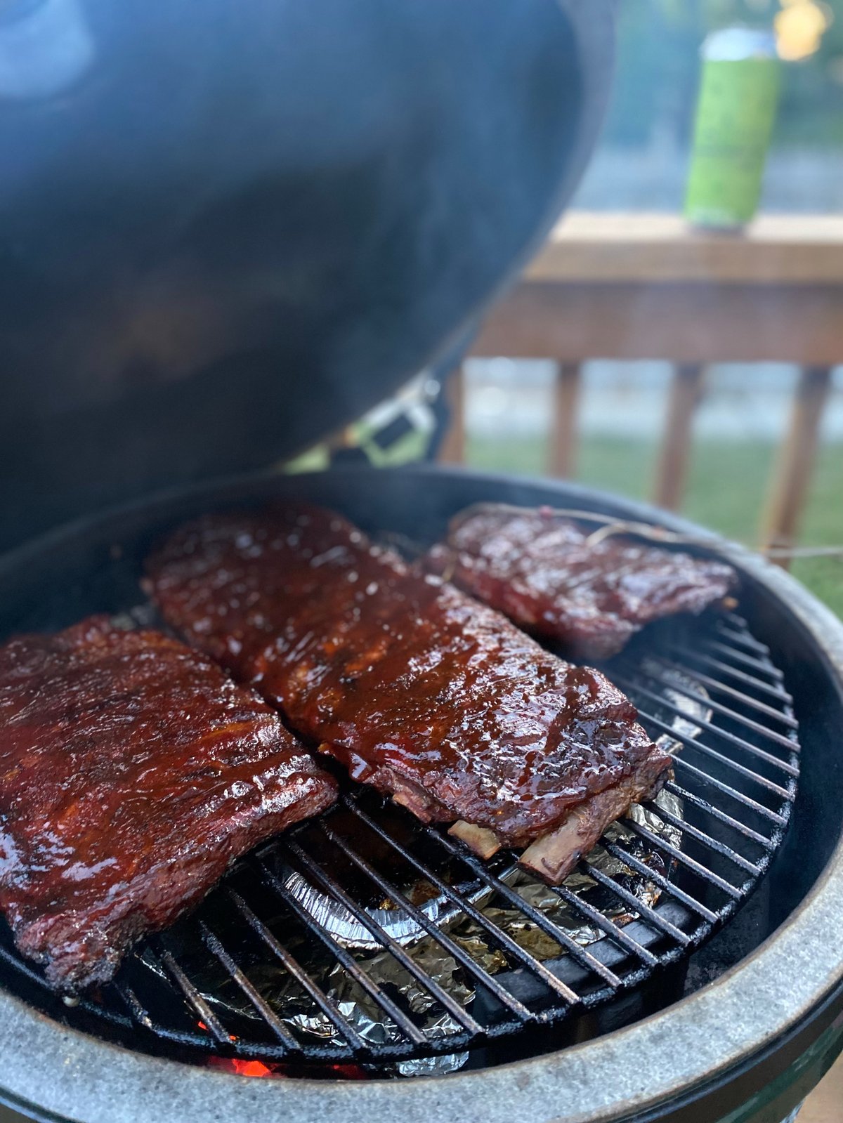 Smoked ribs on big green egg